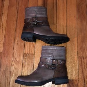 EARTH BOOTS